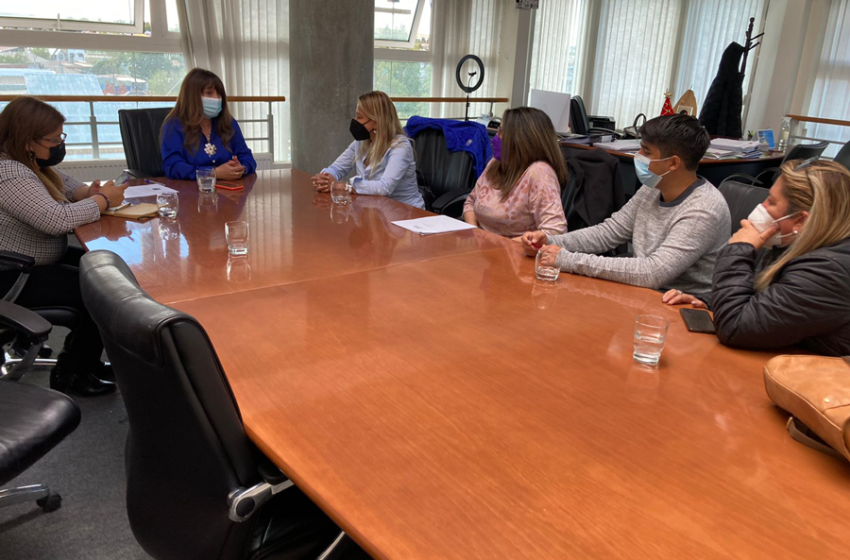  Directora de Sercotec se reunió con la alcaldesa de Puerto Natales para una posible implementación de ferias libres